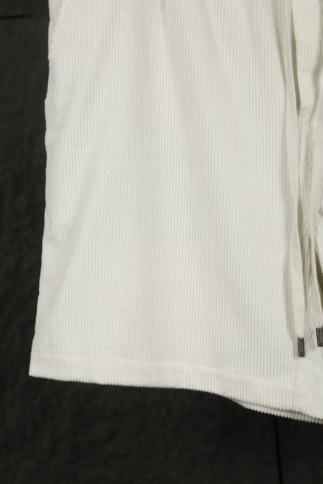 P190 Actual photo [Hot in summer] Style number: 25053# Color: Dark blue/off-white/light pink/coffee size: S to 1.2 Bronze gas eyes Customized brand RL letter pendant clock Green cotton waist rope ✅ - 100% restored workmanship A-line five-point fit Double pockets on the back Double stitched light independent waistband ✅ - RL/corduroy summer shorts Full of loose elastic band style Stiff version super neat Suede texture high-end pull-up matching shirt T-shirt Long-sleeved N-kind style Super feel on the upper body The laziness makes me feel full. The colors are super refreshing and clean. It has a high-quality texture.